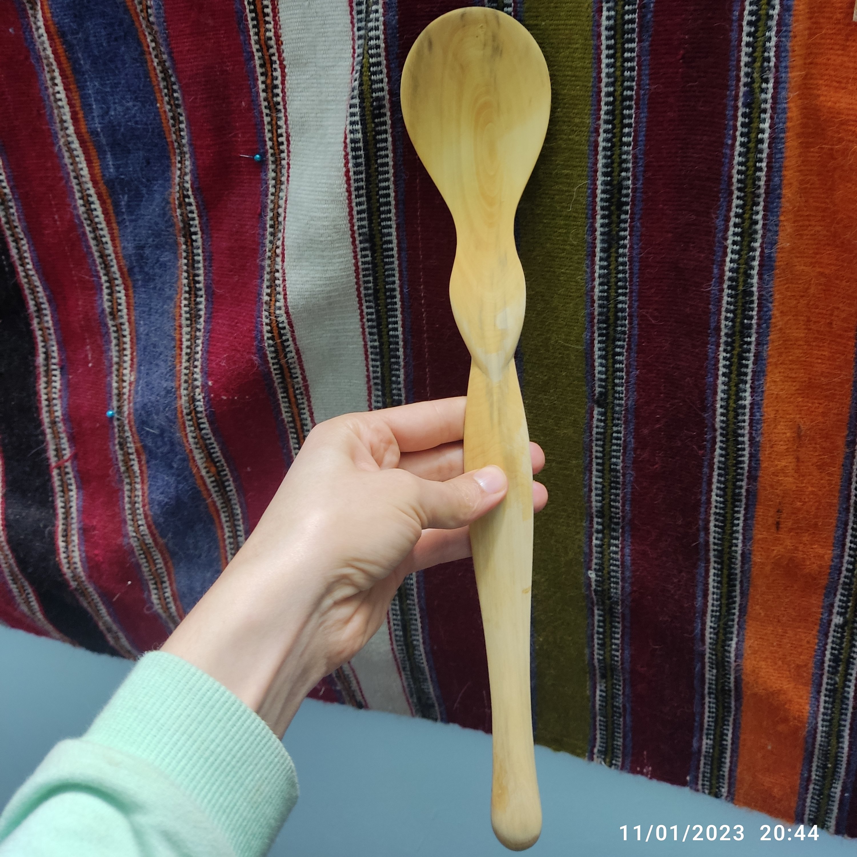 قاشق بزرگ  چوبی  خورشت پزی جنس چوب شار تغییر رنگ نمیدهد و در طرح ها و ابعاد مختلف ساخته میشود 