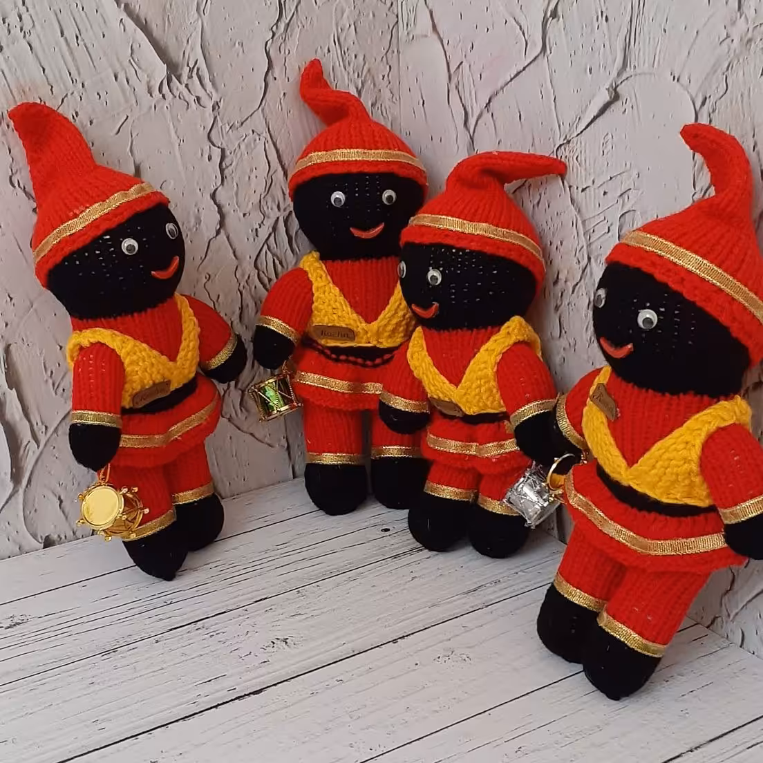 عروسک حاجی فیروز بافته شده باکاموای بهاران  قد30cm  وزن 65گرم قابل شستشو الیاف ضدحساسیت نوار طلایی دور کلاه ودامن  