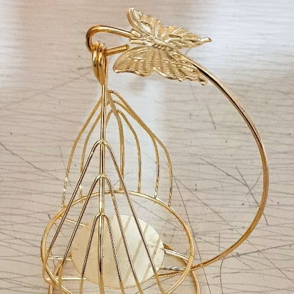 قفس فلزی دکوری طلایی  سایز بزرگ استفاده بعنوان دکوری و جا شمعی و جای لوازم تزیینی و...
بهترین گزینه برای  دیزاین اتاق و 
