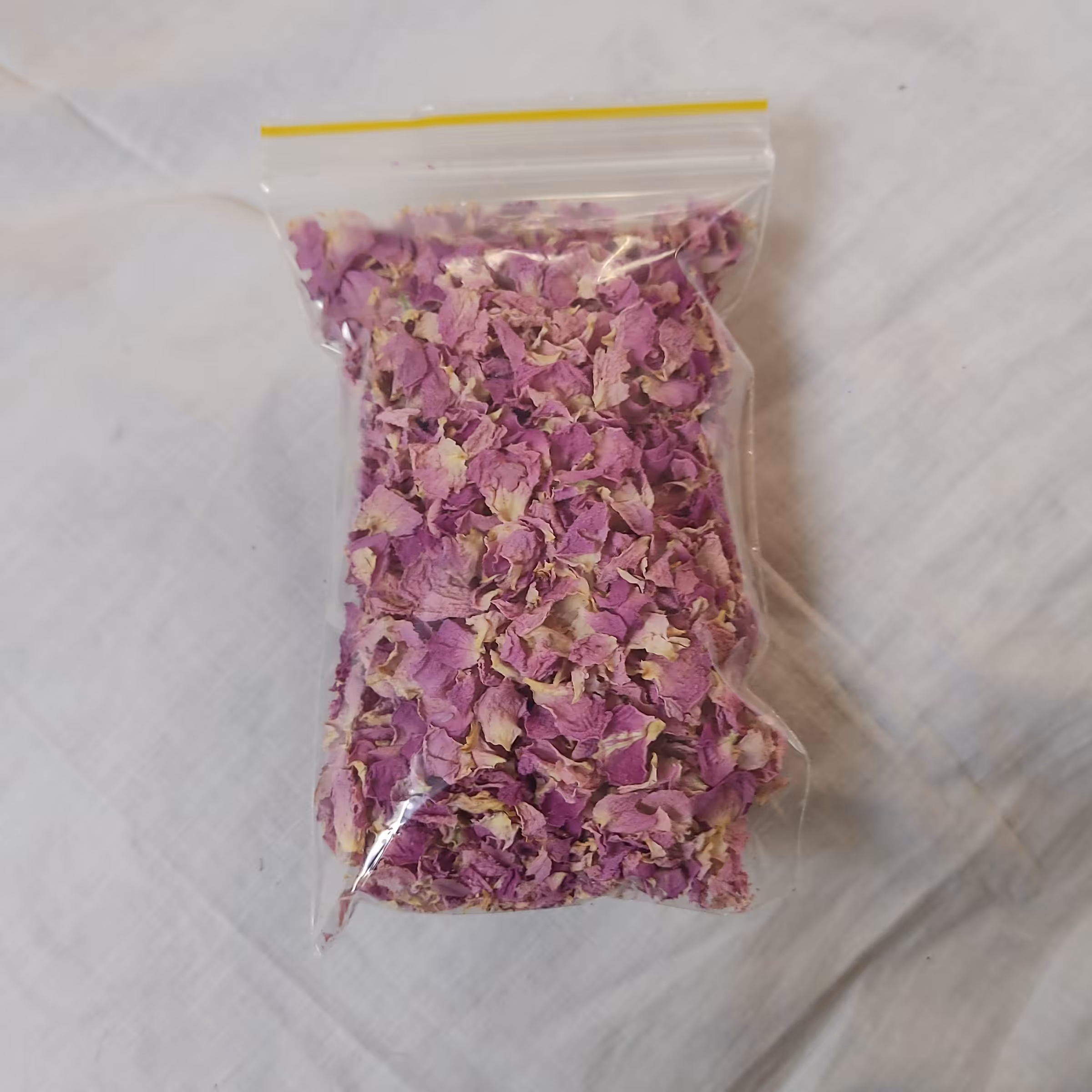 گلبرگ گل محمدی بهداشتی و ارگانیک با وزن حدودی 13گرم