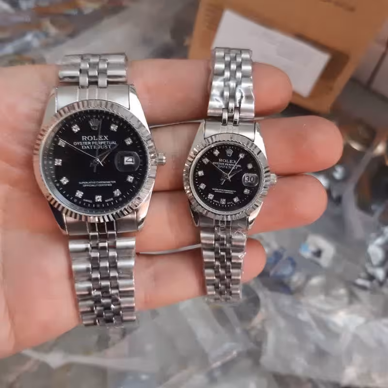 ست ساعت رولکس  زنانه و مردانه بنداستیل بند  نقره ای صفحه مشکی  شیشه ذره بینی
کیفیت عالی.