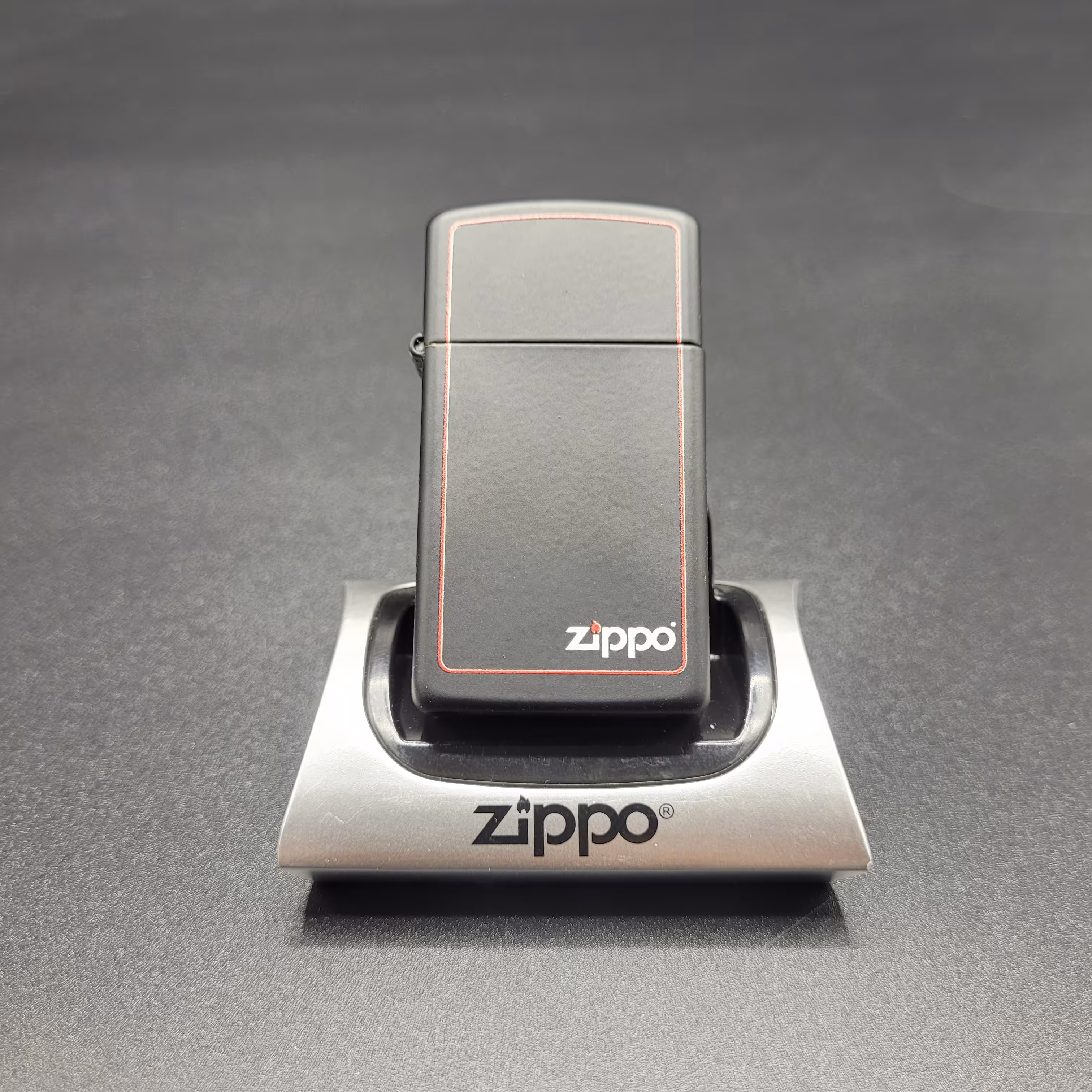 فندک مشکی رنگ دور قرمز باریک