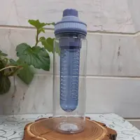 قمقمه ورزشی با شیکر میوه  - حجم 700 میلی لیتر - برند LYUN - بدون نشتی و خوردگی -  با کیفیت عالی 