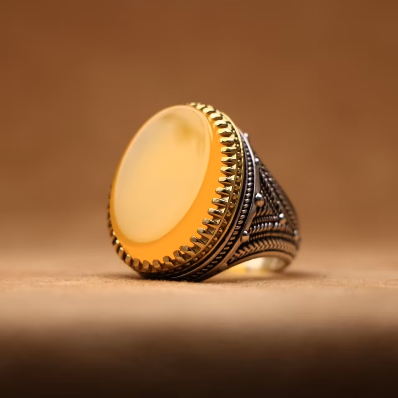 انگشتر نقره مردانه عقیق زرد شرف الشمس با (رکاب طرح صفوی تاج برنجی 026)