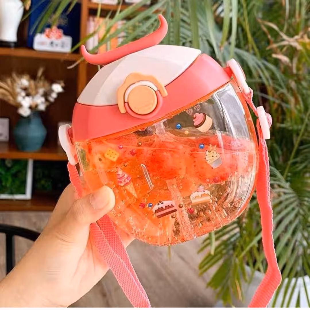 قمقمه فانتزی و خوشگل وارداتی کیفیت تضمینی جنس پلاستیک نشکن دارای ضامن سر باز کن دارای بند دوشی رنگبندی جذاب 