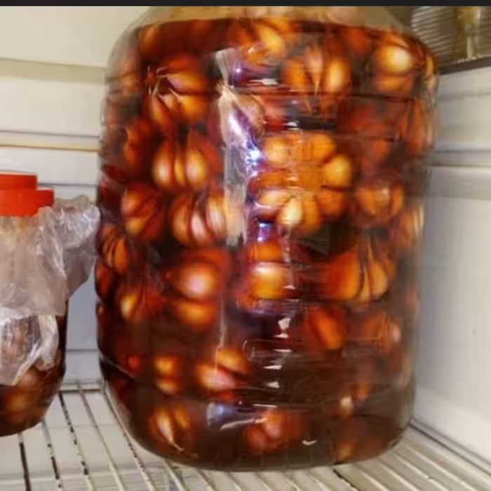 سیر ترشی کاملا محلی با سرکه و شیرا انگور کاملا محلی و طعمی ماندگار 