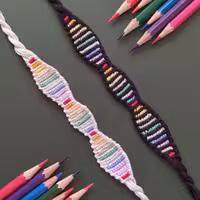 دستبند دوستی ست دستباف مدل رنگین کمان با بافت  آلفا و  حاشیه سفید و مشکی 