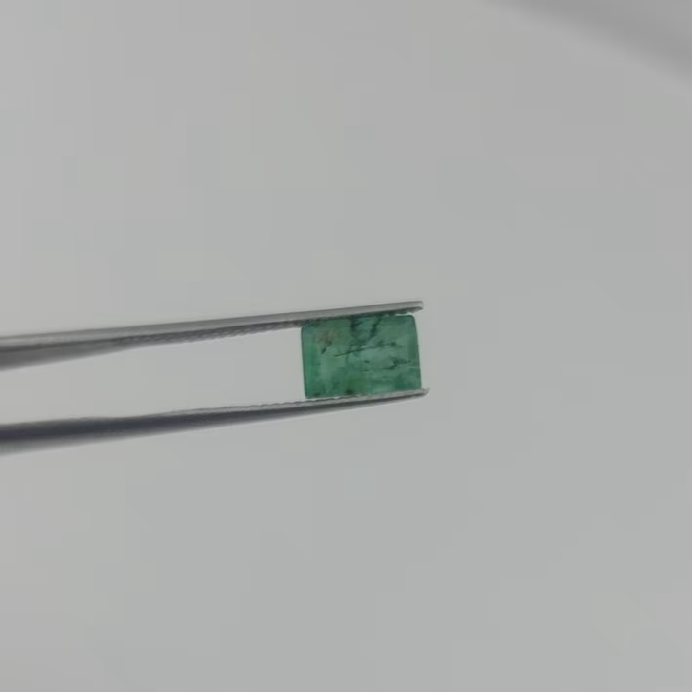 زمرد 90 صوتی افغانستان کاملا طبیعی و تضمینی نگین زیر 1 قیراط میباشد