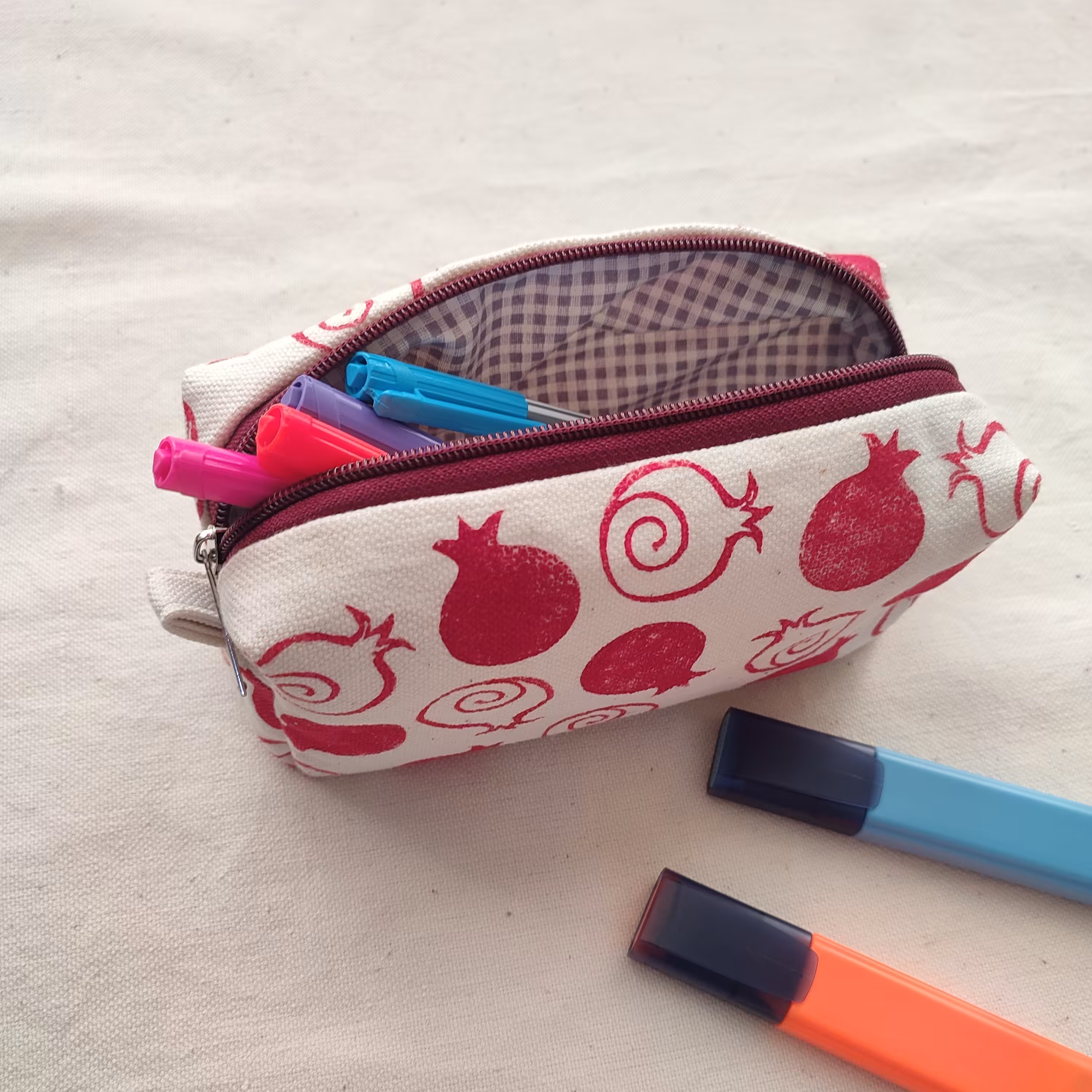 جامدادی و کیف لوازم آرایش پارچه ای.پارچه متقال صددرصد پنبه.آستر دوزی شده.چاپ دستی. قابل شست وشو