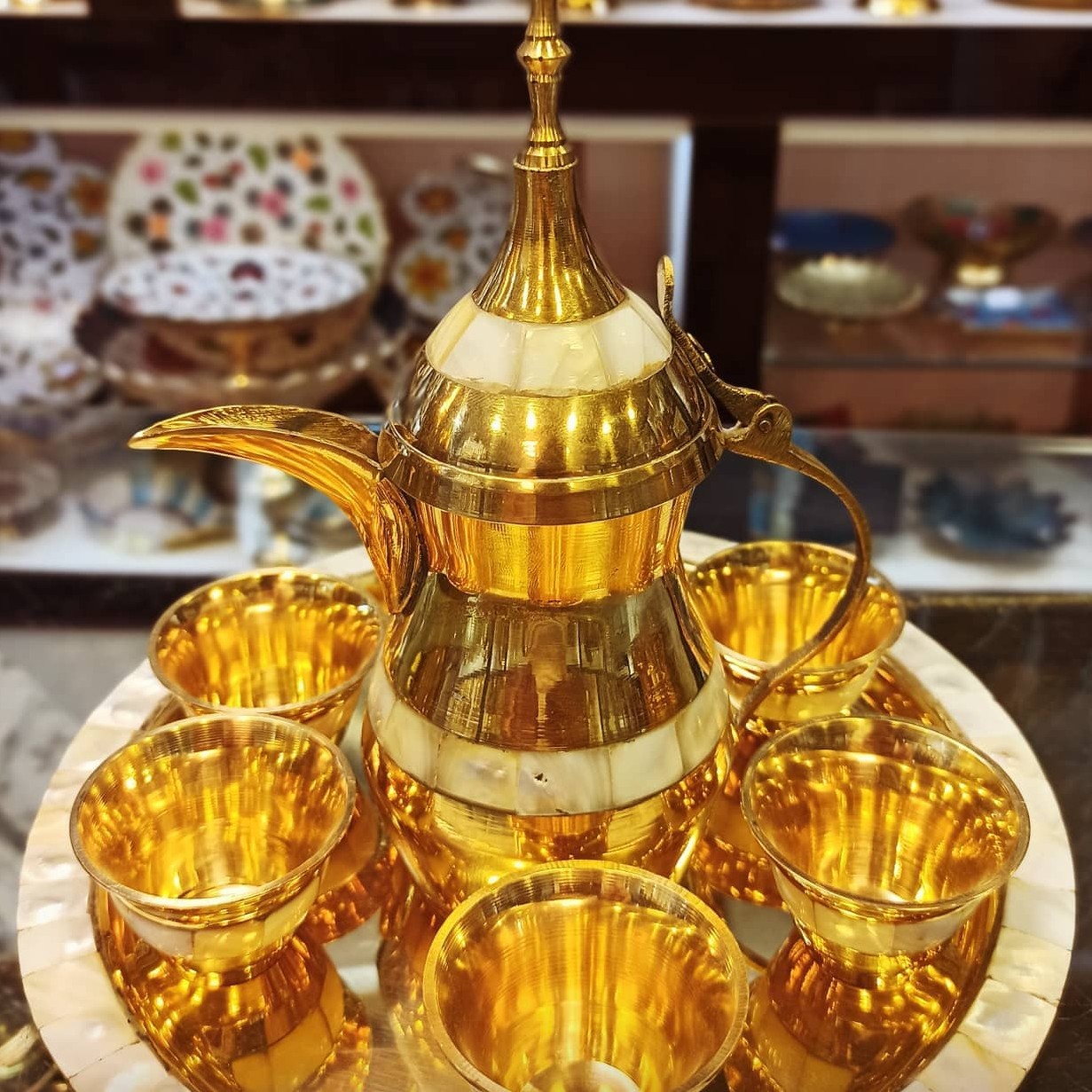 قهوه خوری 8تیکه ساخته شده از برنج و صدف دریایی کار ترکیبی خاص و بی نظیر فوق العاده شیک و پرکار مناسب برای استفاده قهوه