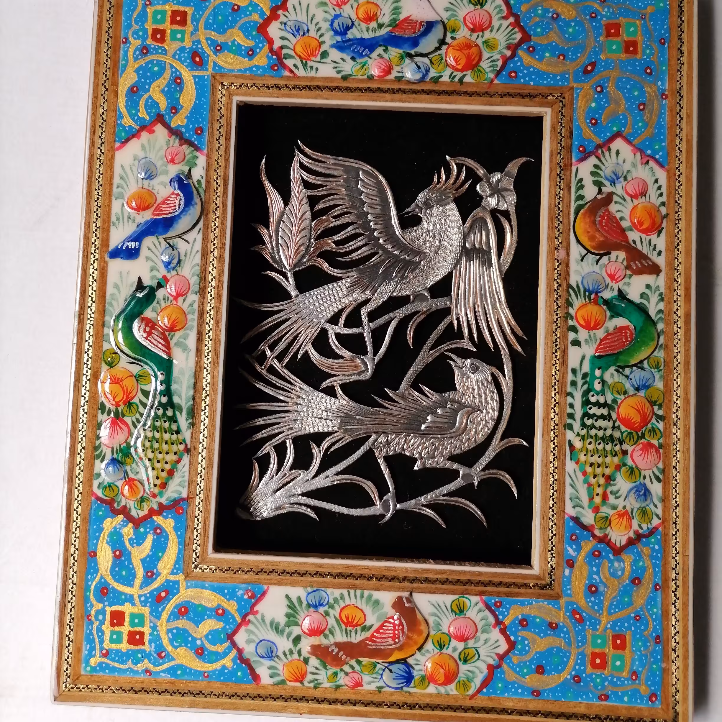 تابلو قلمزنی مسی رومیزی با قاب خاتم نقاشی گل و مرغ فیبری سایز 20در30سانتی متر