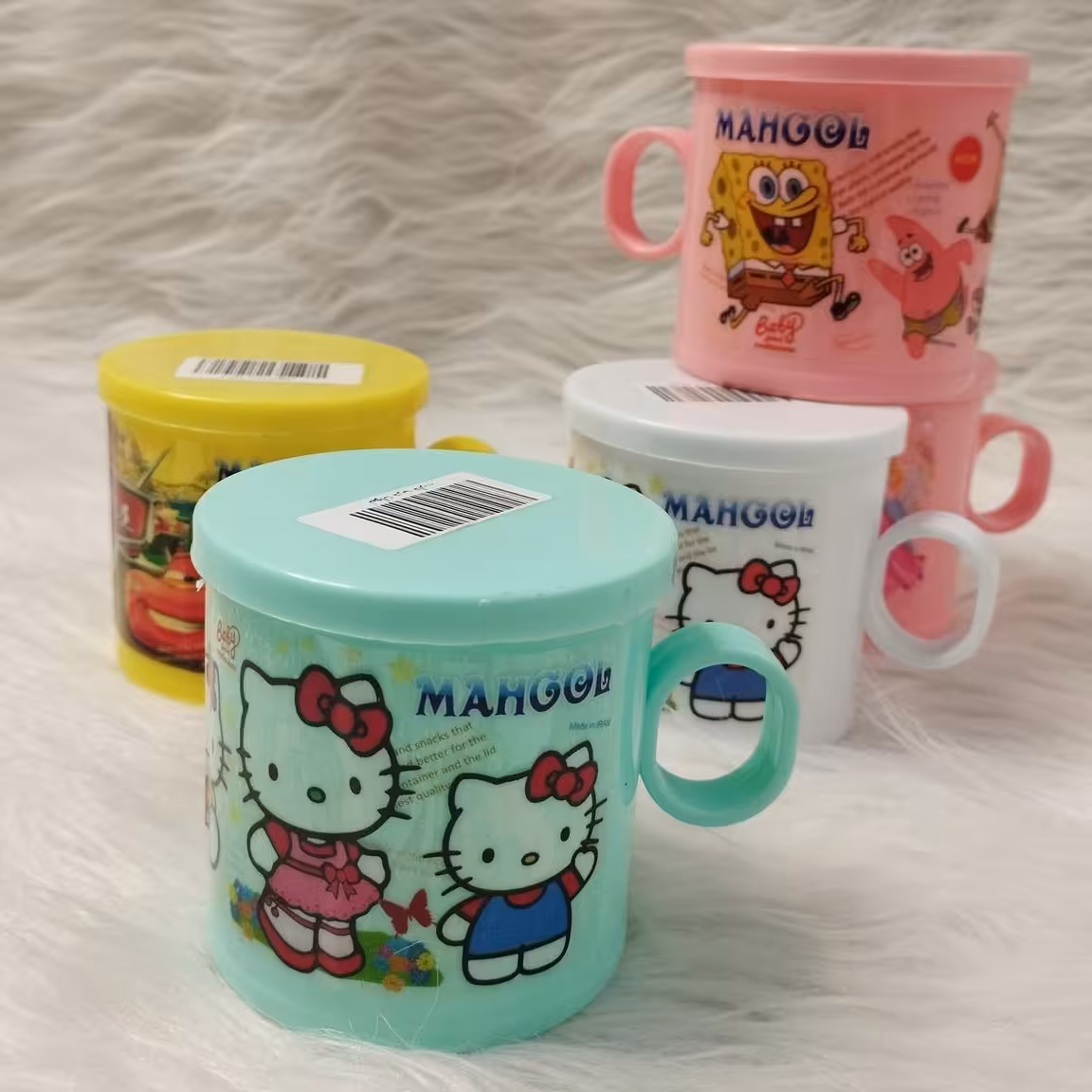 لیوان درب دار عروسکی  رنگ صورتی، سبز، سفید، زرد با طرح های کیتی، باب اسفنجی و مکوئین جنس پلاستیک مرغوب و مواد اول 