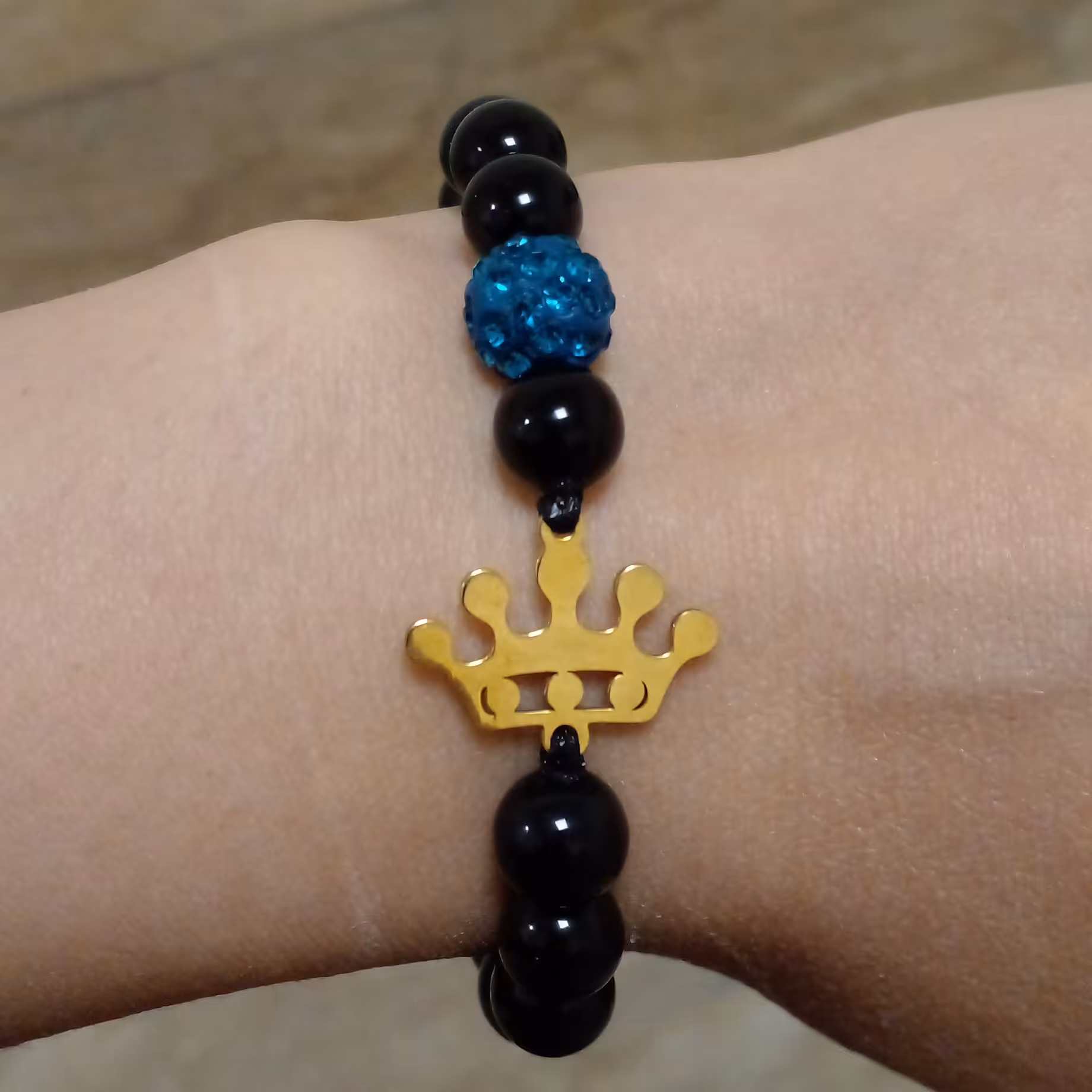 دستبند سنگی اونیکس مشکی براق با پلاک استیل تاج