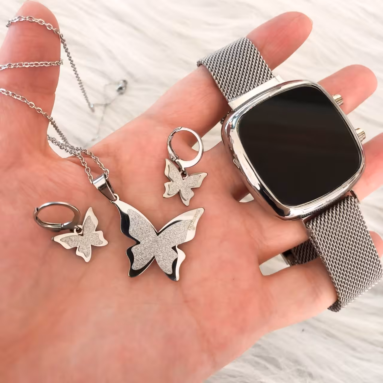 نیم ست پروانه نقره ای رنگ ثابت 
همراه با ساعت مگنتی مربع دو کلید
کیفیت عالی
دارای جعبه کادویی مخصوص ساعت
وارداتی از دبی
