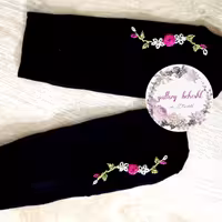 جوراب گلدوزی طرح سه گل کرم و سرخابی