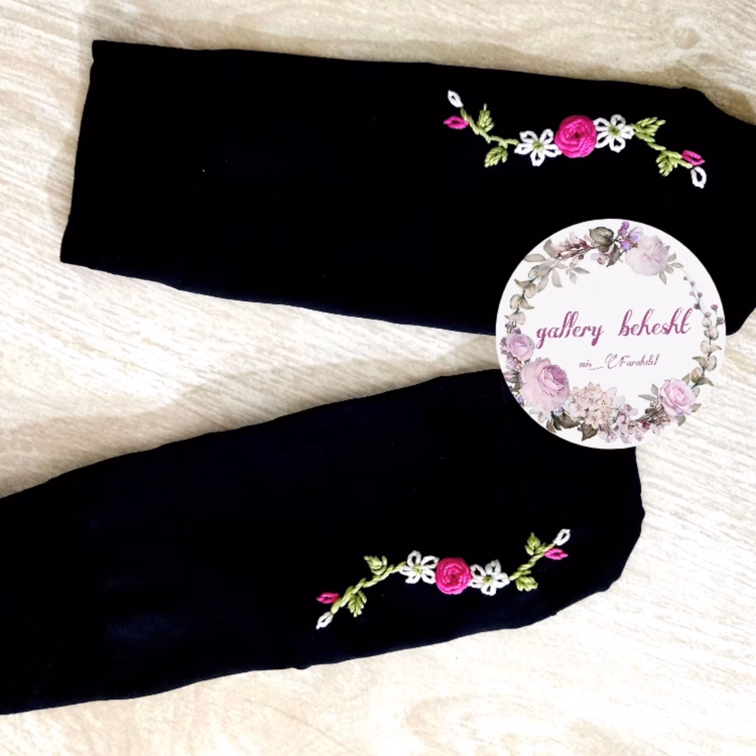 جوراب گلدوزی طرح سه گل کرم و سرخابی