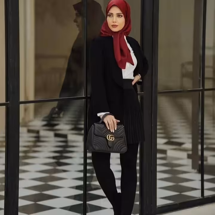 روسری ساتن قواره 90دوردوخت دررنگبندی زرشکی اصلالیزنیست بسیاری و باکیفیت