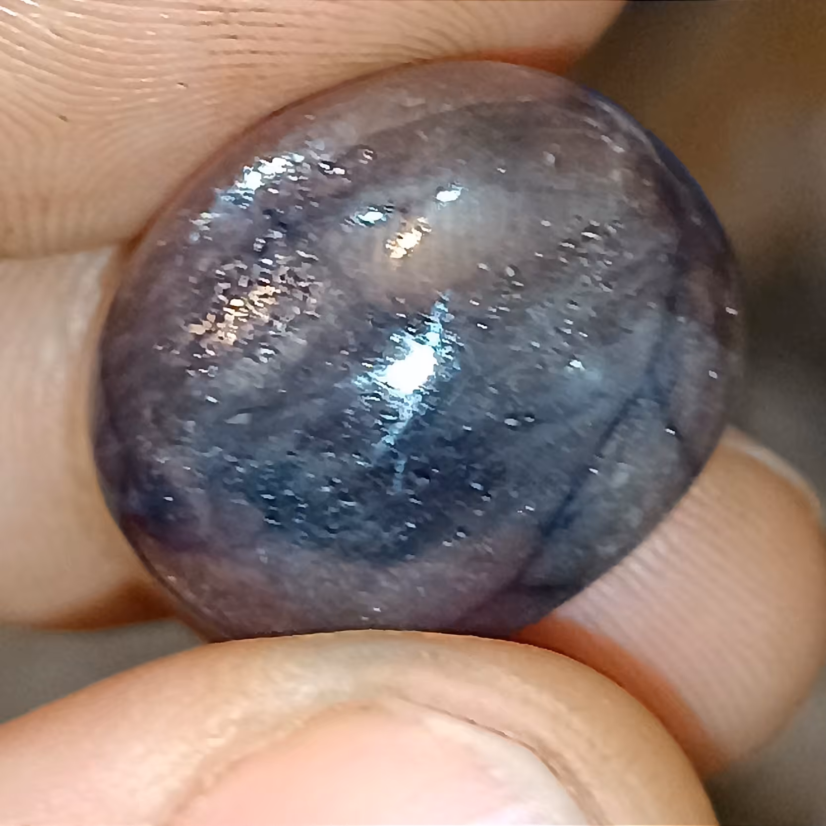 یاقوت کبود طبیعی شفاف استاربا ویژگی تغییر رنگ ملایم باتغییرنورمحیطمناسب انگشترهای بزرگ یا آویزکمیاب درنوع خود