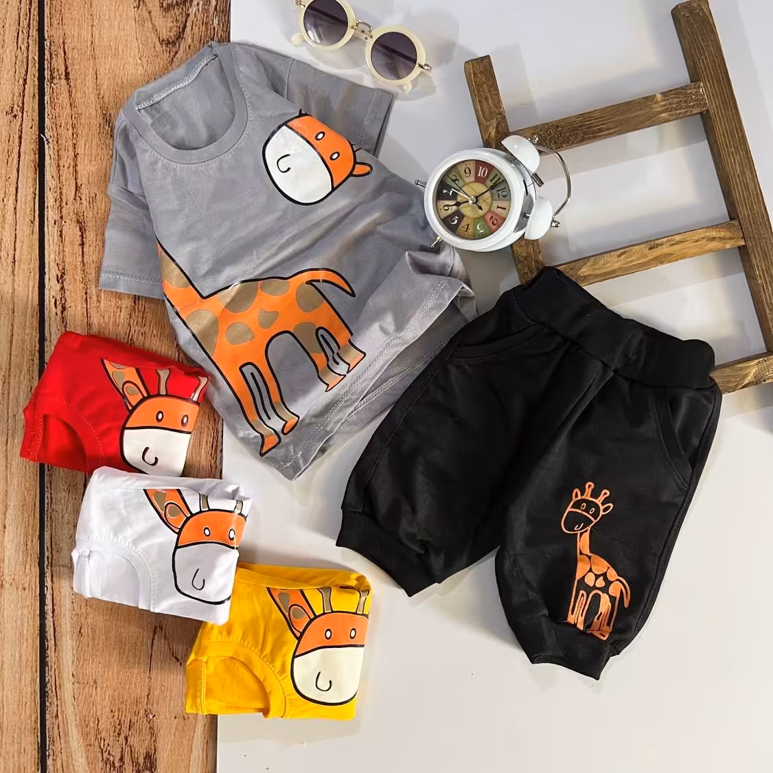 تیشرت شلوارک اسپورت شیک و زیبا مناسب حدود سنی 1 تا 5 سال جنس تیشرت پنبه با چاپ باکیفیت جنس شلوارک اسپان رنگبندی جذاب