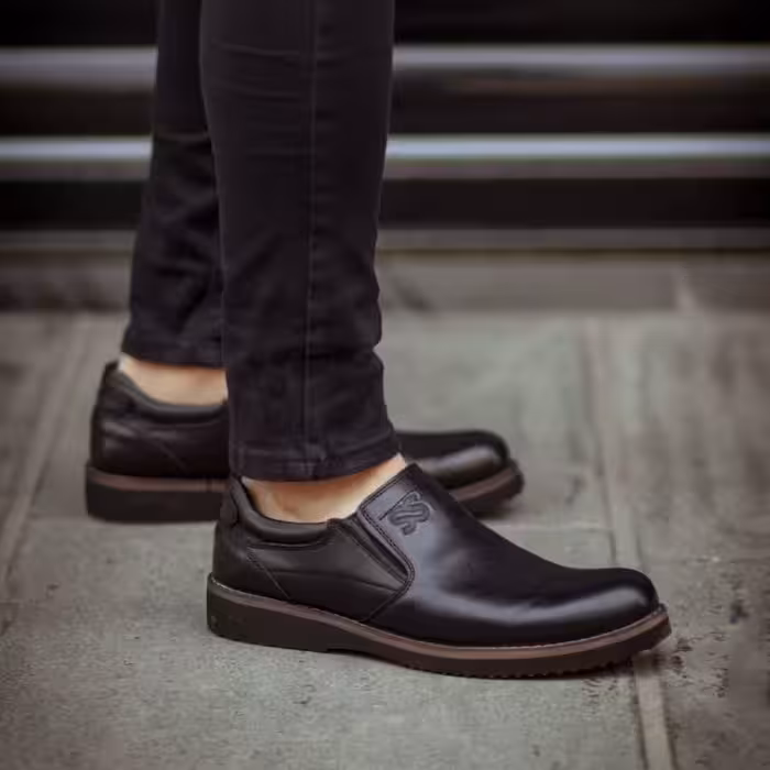 کفش طبی مردانه مدل ps شمس دارای زیره ی طبیه بسیار سبک و راحت و رویه ی چرم طبیعی مناسب برای استفاده راحتی و روزمره آقایان