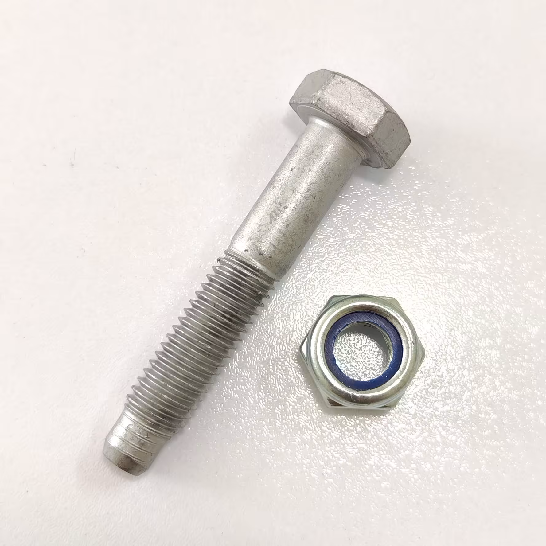 پیچ و مهره کاسه نمدی طبق پژو 206 و 207 GISP (1عدد)