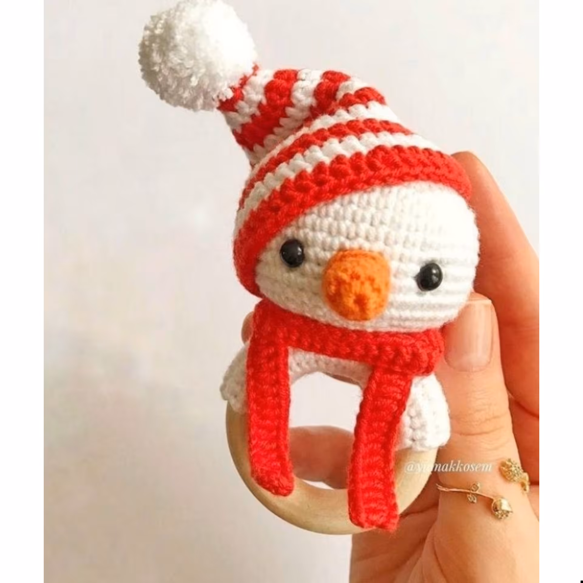 جغجغه آدم برفی کلاه دار بافته شده از الیاف مرغوب ایرانی مناسب سیسمونی