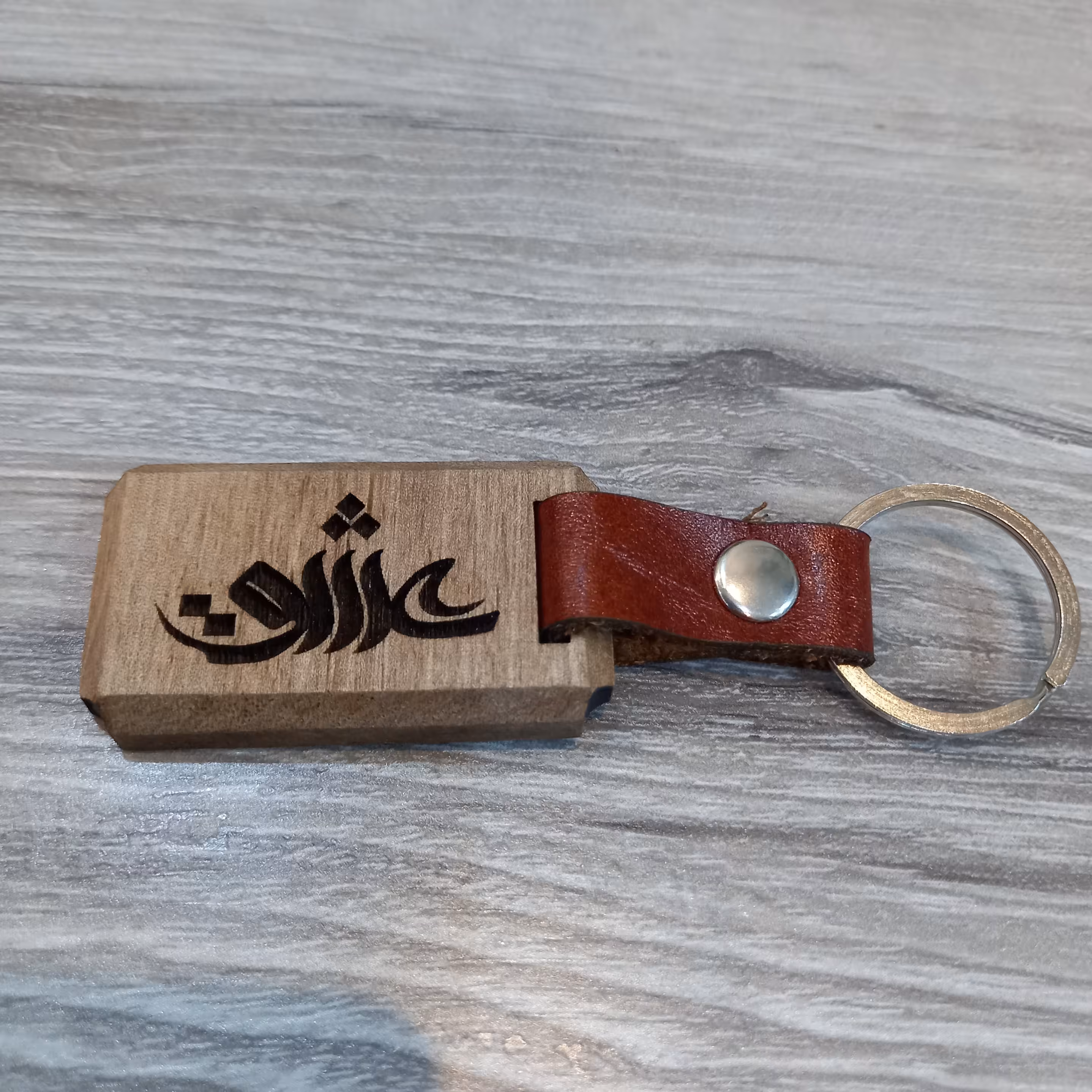 جاکلیدی چوبی چرمی طرح عشق 