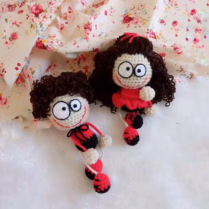 آویزعروسک ،قلاببافی، اینبار وروجک ها با ست دختر وپسر ،ترکیب رنگ ست و زیبا،دارای انواع مدل ومو و رنگبندی  متنوع