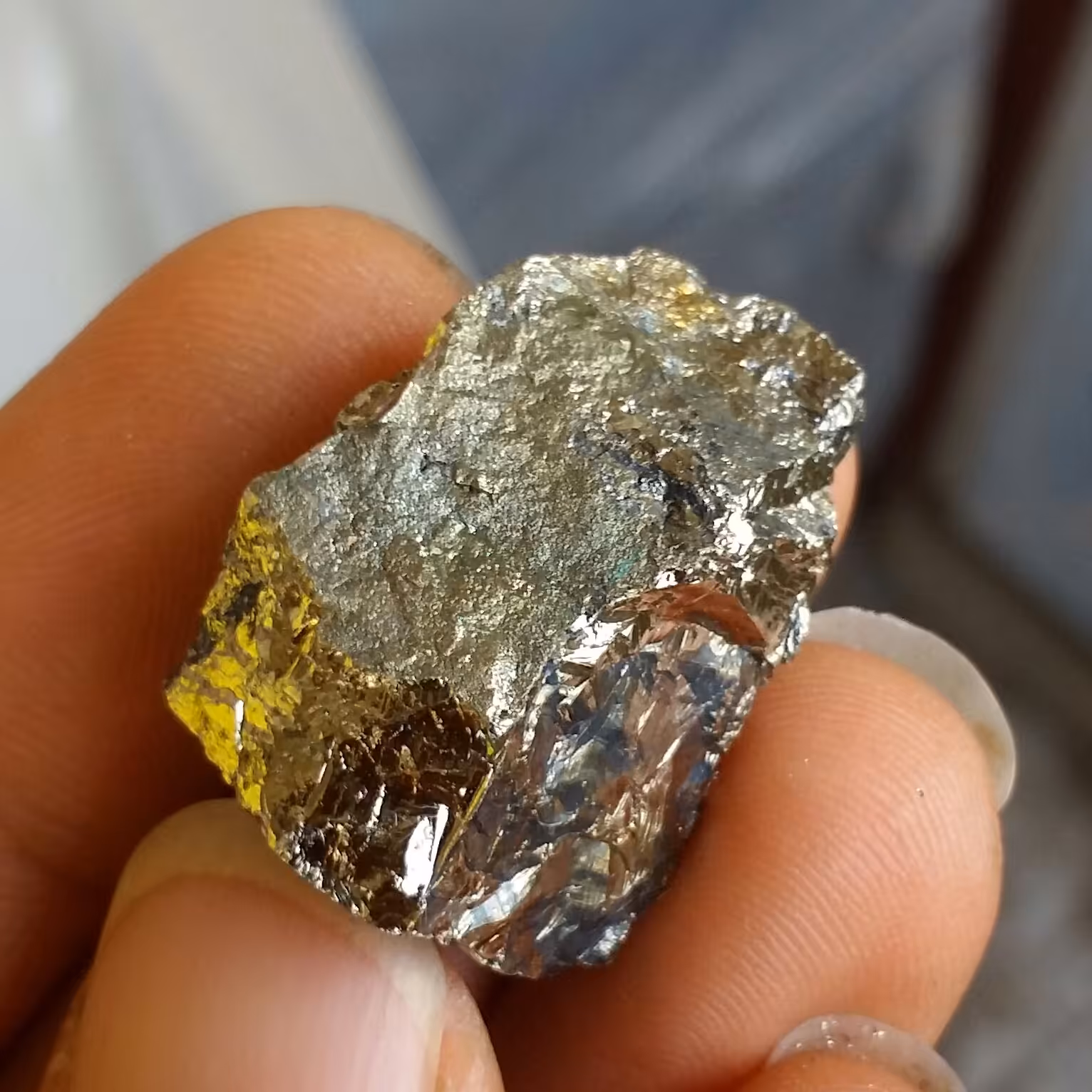 سنگ راف پیریت طلایی حبه شده ملقب به سنگ طلا روی بستر 100 در 100 طبیعی شاهکار خلقت
بی نظیر
کد 10484