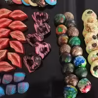 شکلاتهای مغزدار. در رنگهای مختلف. طعم شکلات‌ها شیری و تلخ میباشد و بسته های شکلات 12 عددی میباشد و با ذائقه مشتری قابل