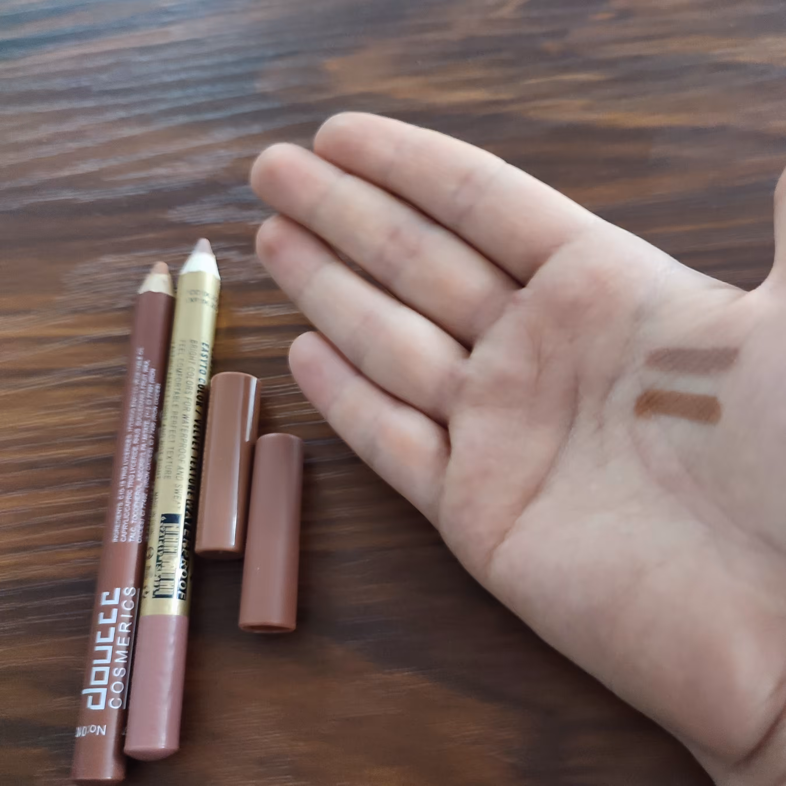 رژ لب مدادی 