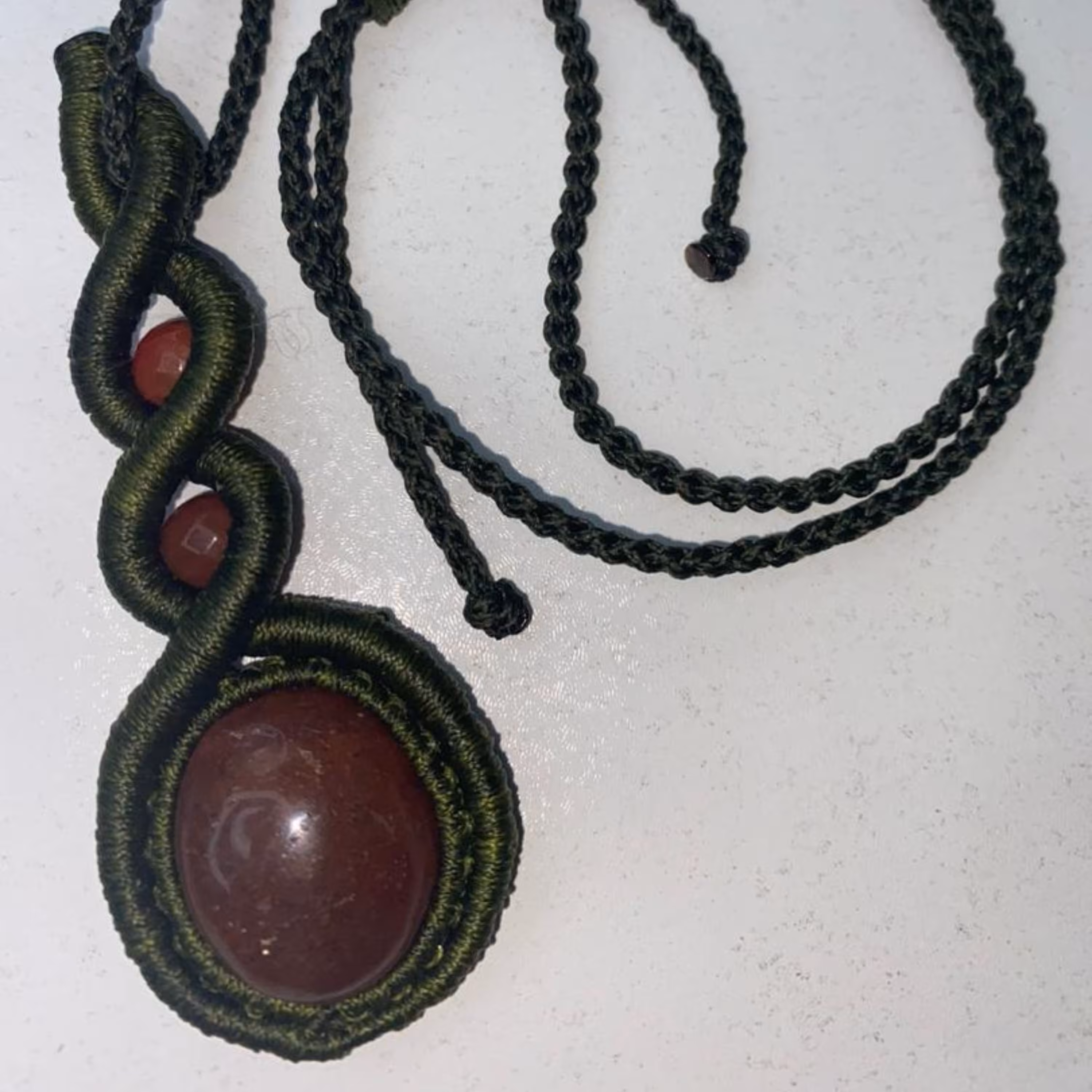 گردنبند مکرومه با گوهر سنگ (نگین) طبیعی در خونی مدل پیچی