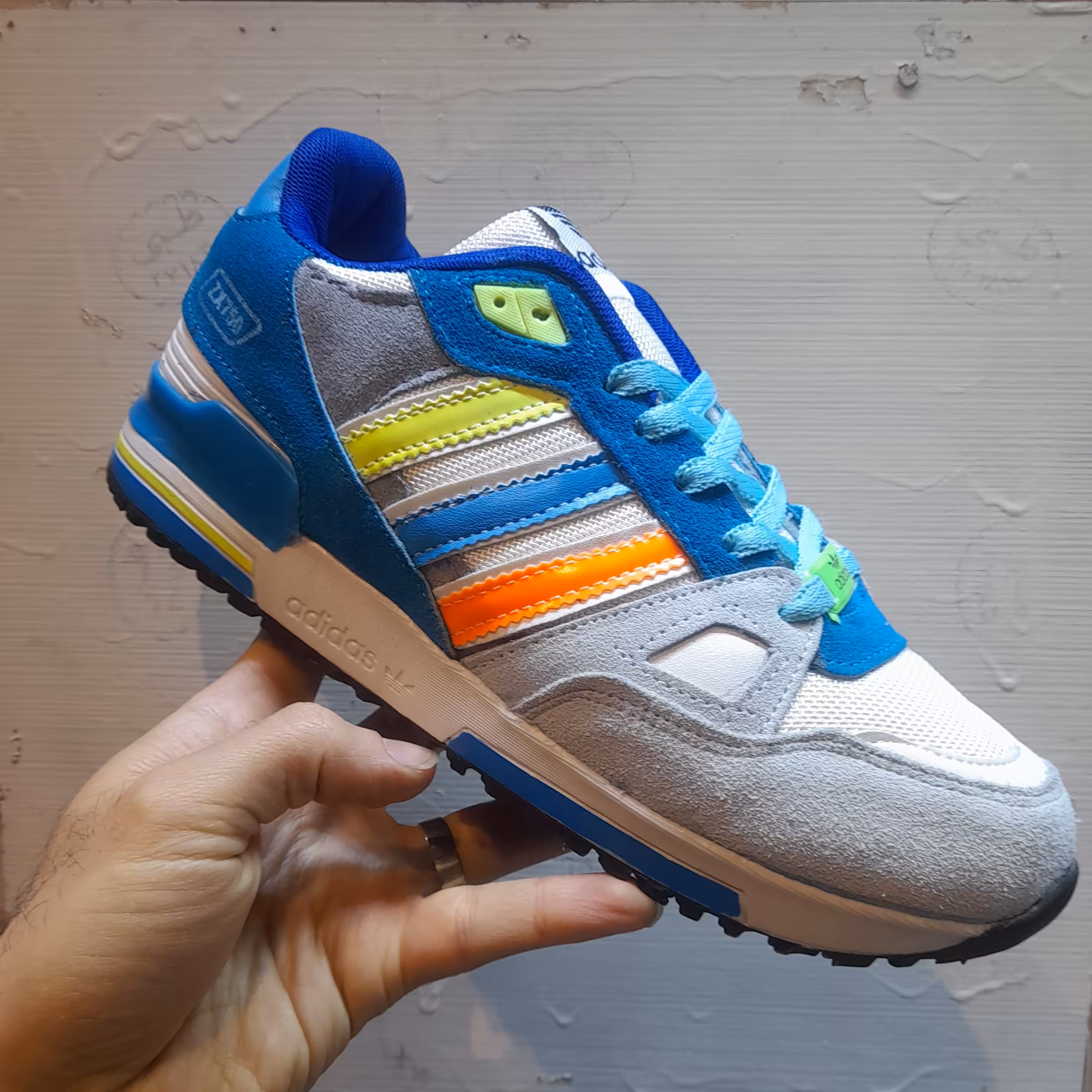 کفش مردانه اسپرت آدیداس zx چرم طبیعی پوست خالص بندی بسیار شیک و جوانپسند رنگبندی راحتی روزمره ارسال در مسترشوز