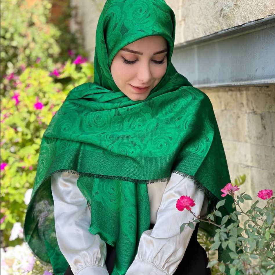 روسری نخ ابریشم ژاکارد دورو لمه دار وارداتی طرح گل رز رنگ سبز سیدی (ارسال رایگان)