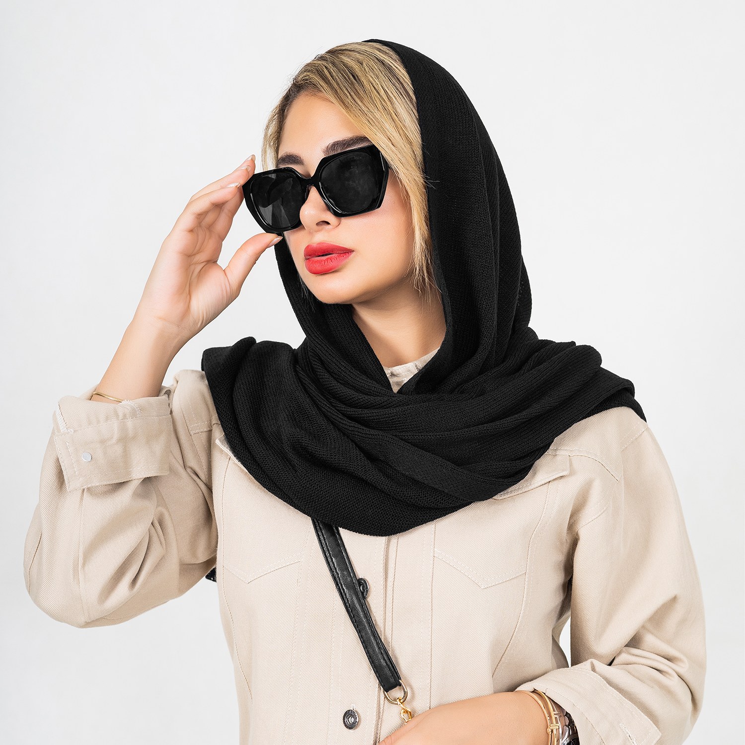 شال ماهور جنس بافت اصلا سُر و لیز نیست رنگبندی سوسنی، نارنجی، قهوه ای، نسکافه ای