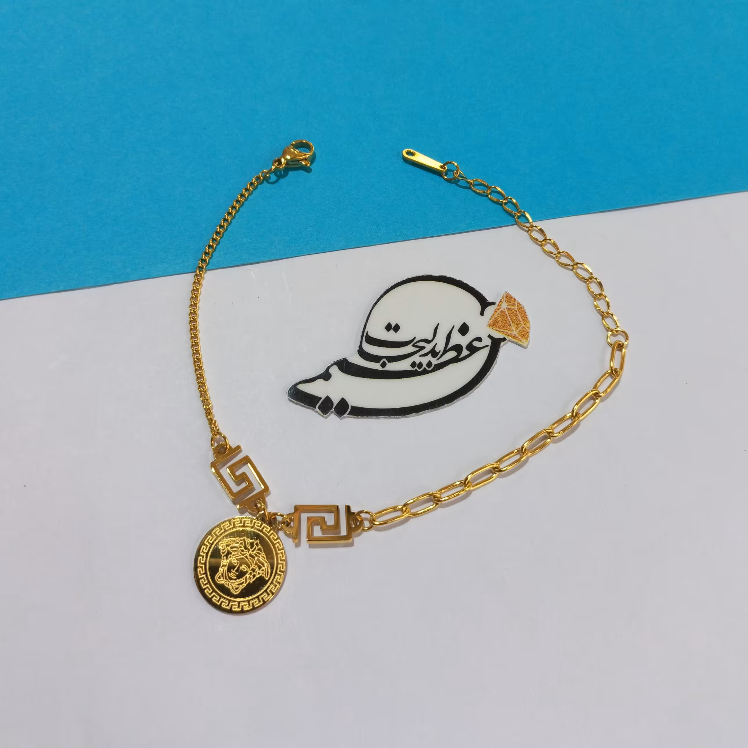 دستبند استیل جذاب و شیک و بسیار با کیفیت و آبکاری قوی با پلاک آویز  برند ورساچی(ورساچه)