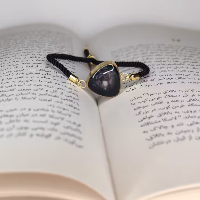 دستبند  رزین کهکشانی دستساز  بند مشکی  قابل تنظیم 