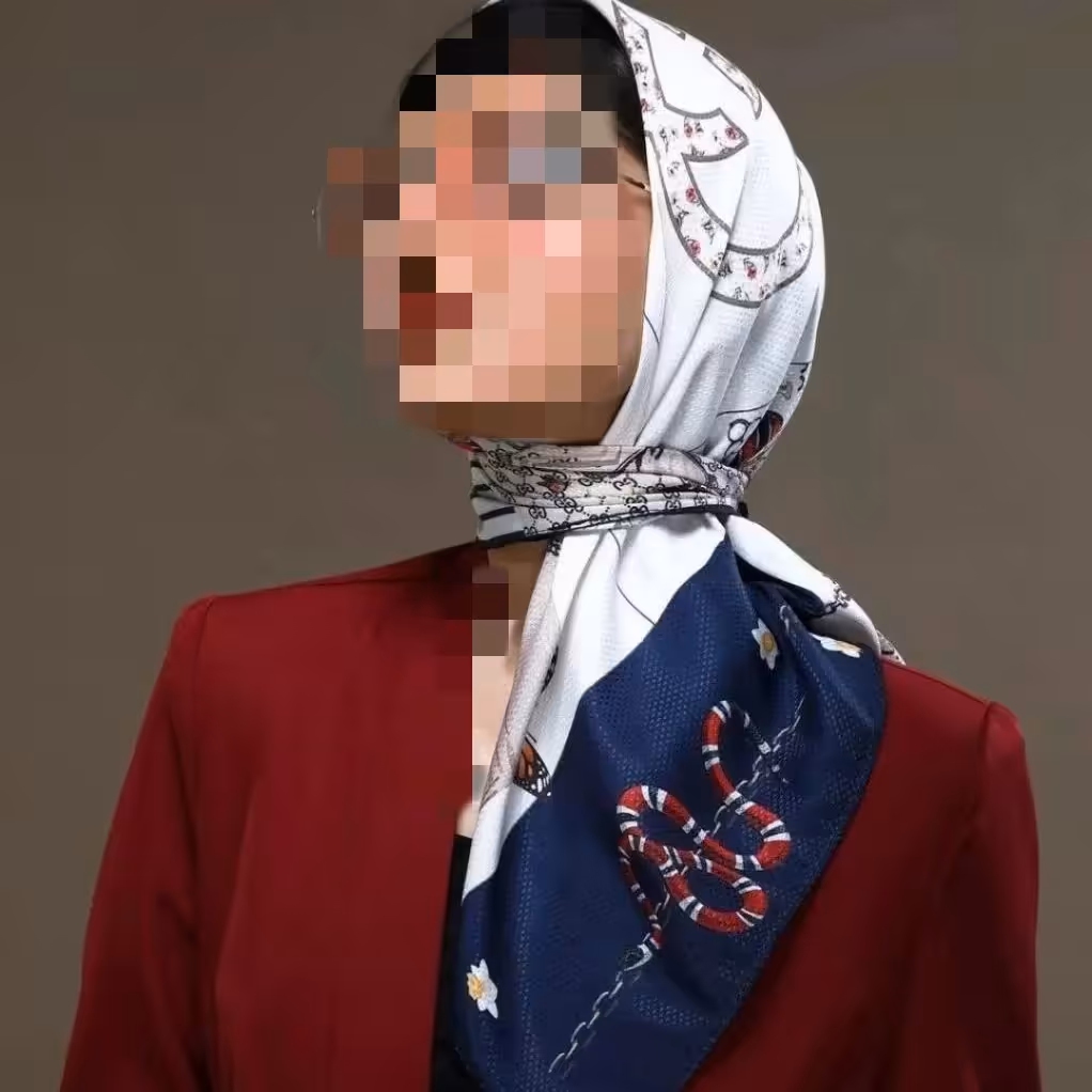 روسری مینی نخی زمینه سفید حاشیه سرمه ای