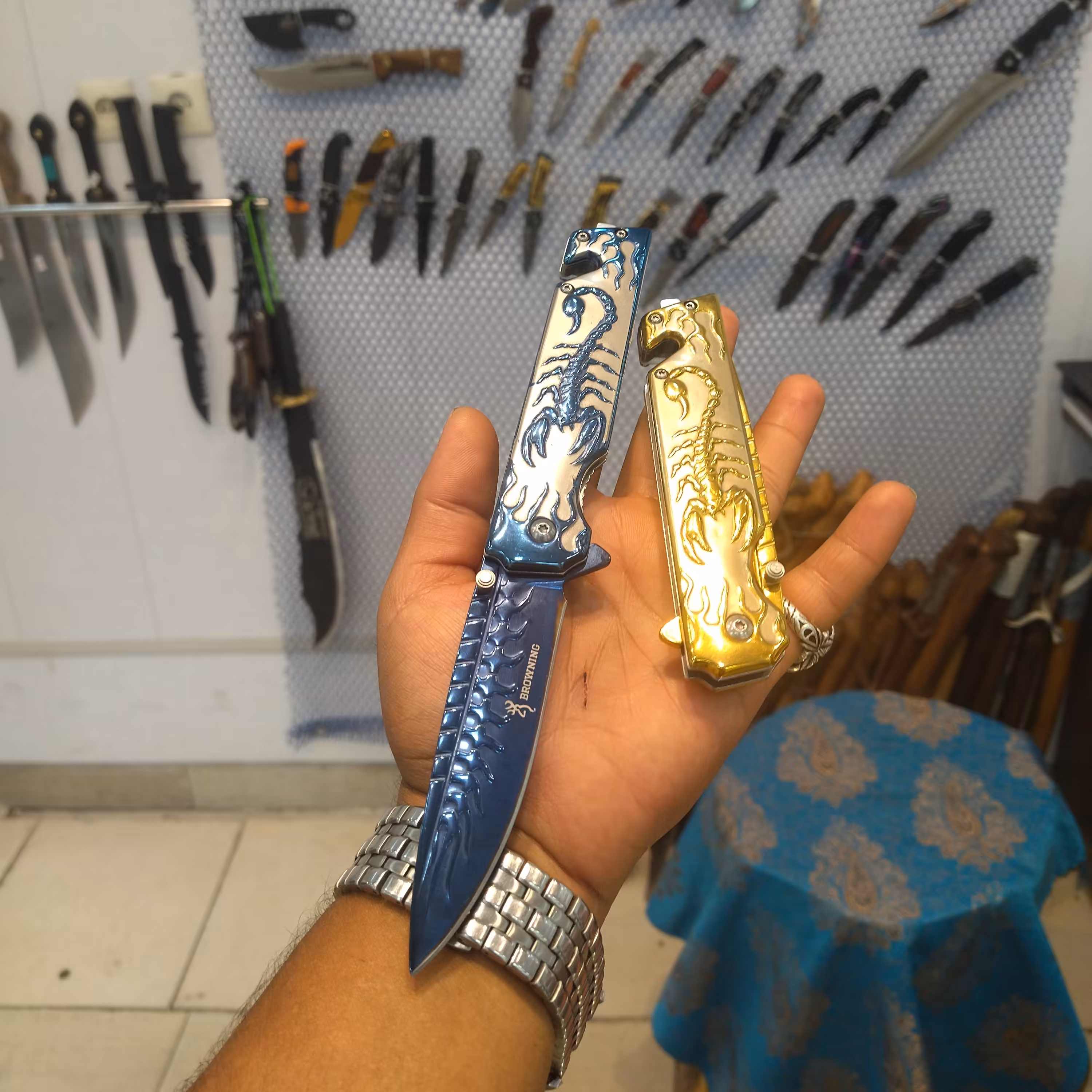 چاقو برونینگ کاتر دار طلایی و آبی