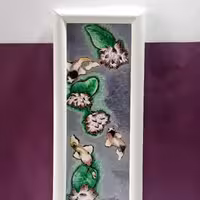 نقاشی روی شیشه با ویترای طرح ماهی و نیلوفر  سایز  15 در 50 با قاب سفید 4 سانتی گرد.