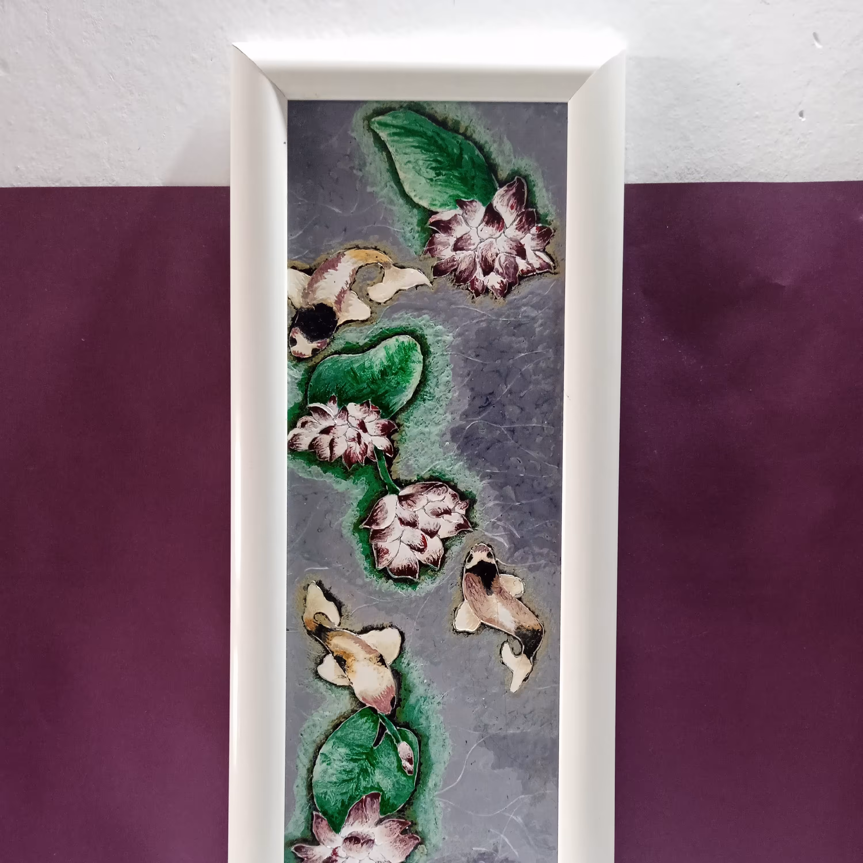 نقاشی روی شیشه با ویترای طرح ماهی و نیلوفر سایز 15 در 50 با قاب سفید 4 سانتی گرد.