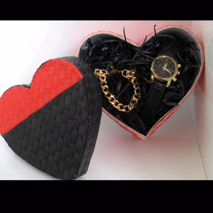 باکس هدیه اقتصادی زنانه ساعت و دستبند مشکی وطلایی