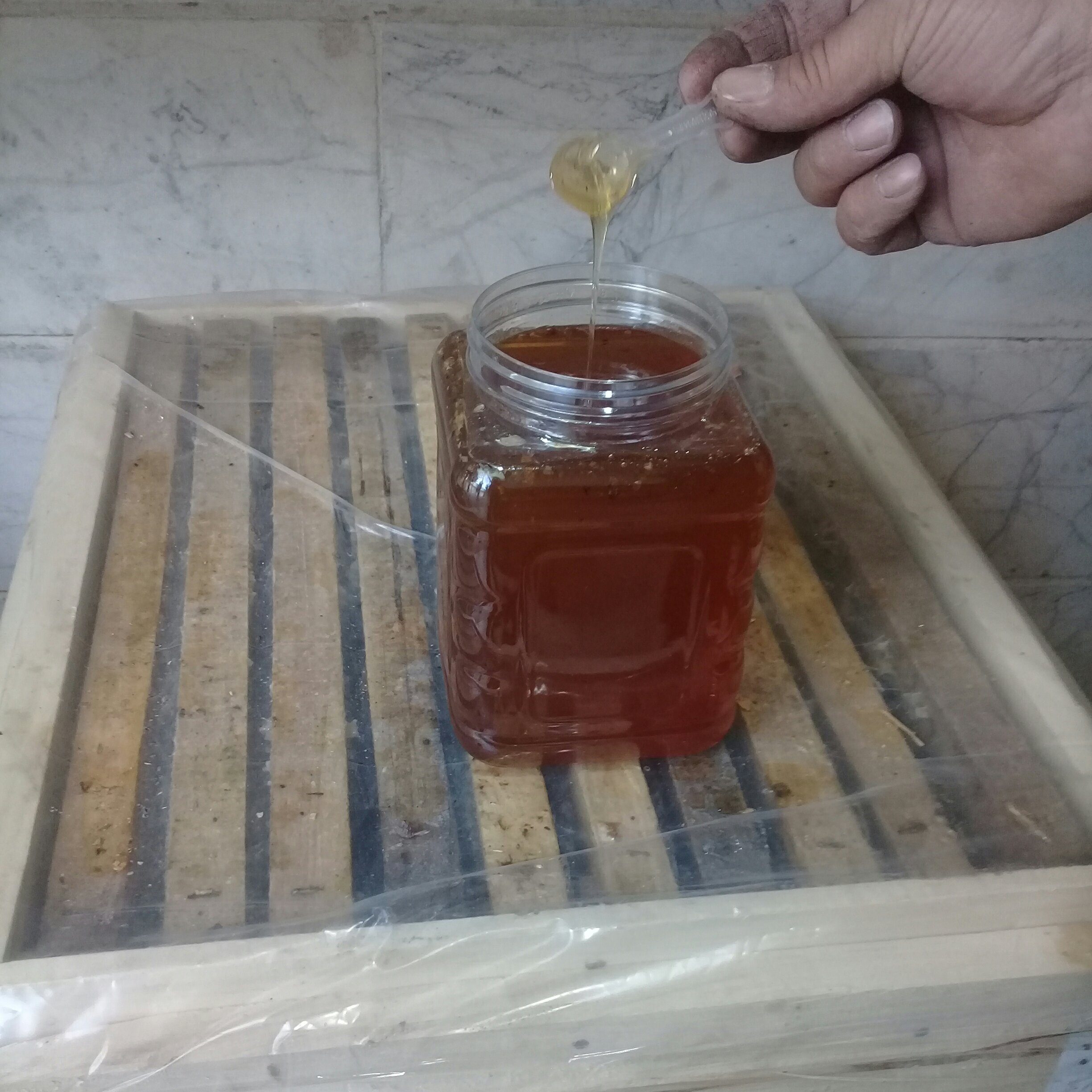 عسل 100% طبیعی با برگه آزمایش ساکاروز حدود2.5 خام و حرارت ندیده با بهترین کیفیت ممکن