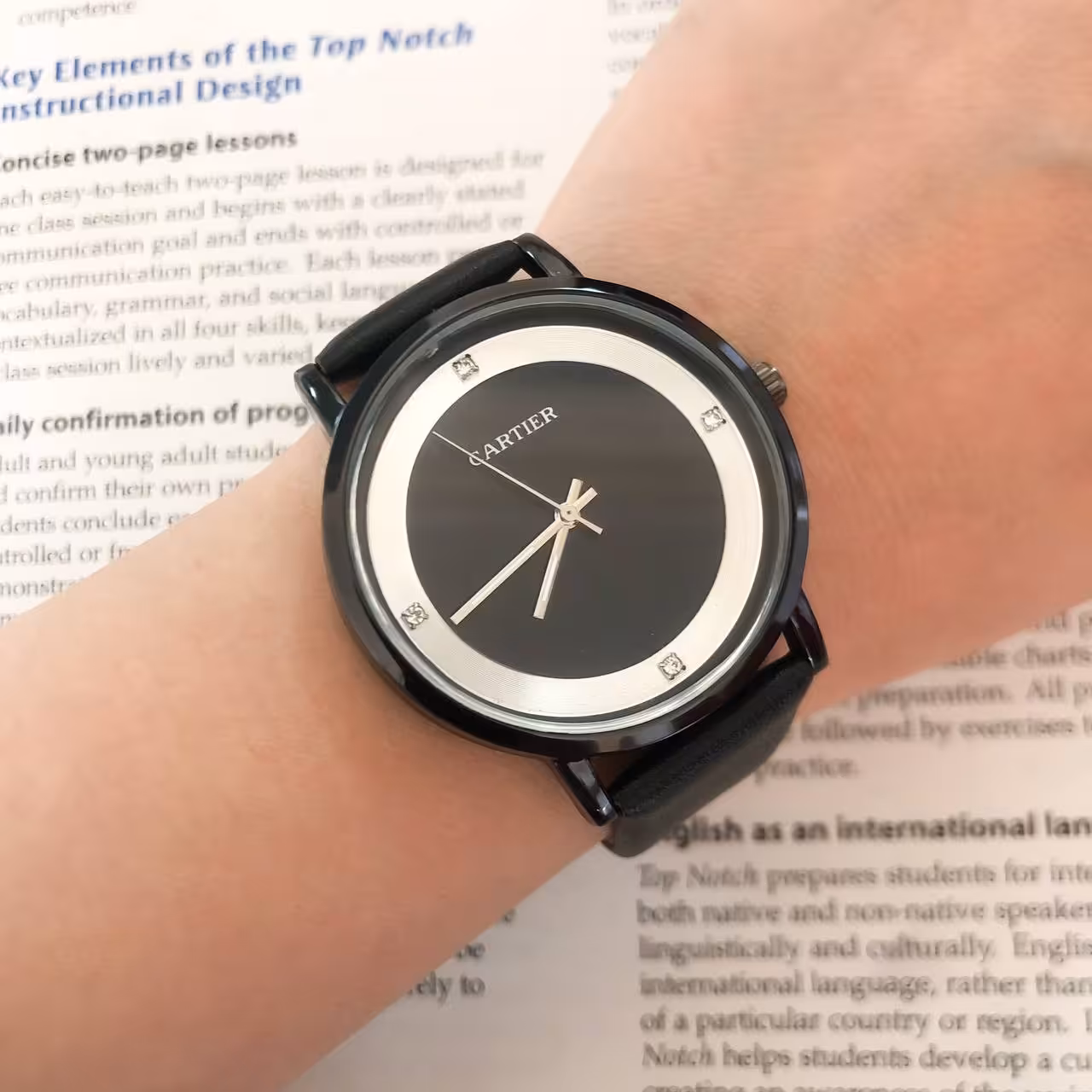 ساعت کارتیر بندچرم مشکی کیفیت عالی قاب مشکی
همراه با دستبند مشکی رنگ ثابت
