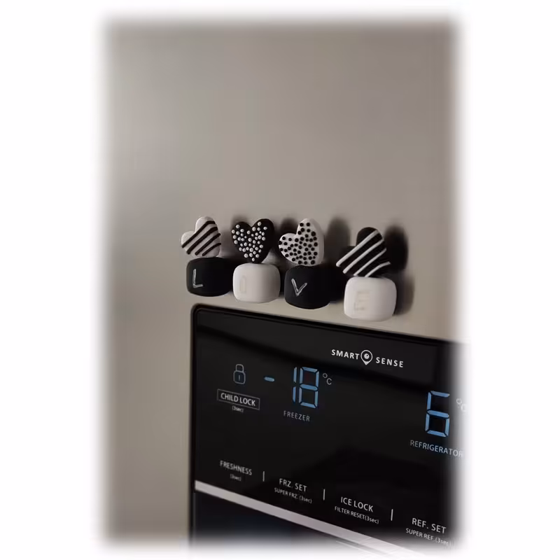 مگنت یخچال قلب مشکی و سفید مکعبی4عددی خمیری دست ساز MK193