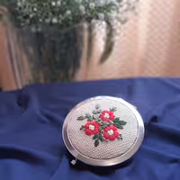 آینه جیبی گلدوزی شده با دست طرح رعنا قطر 7 سانت