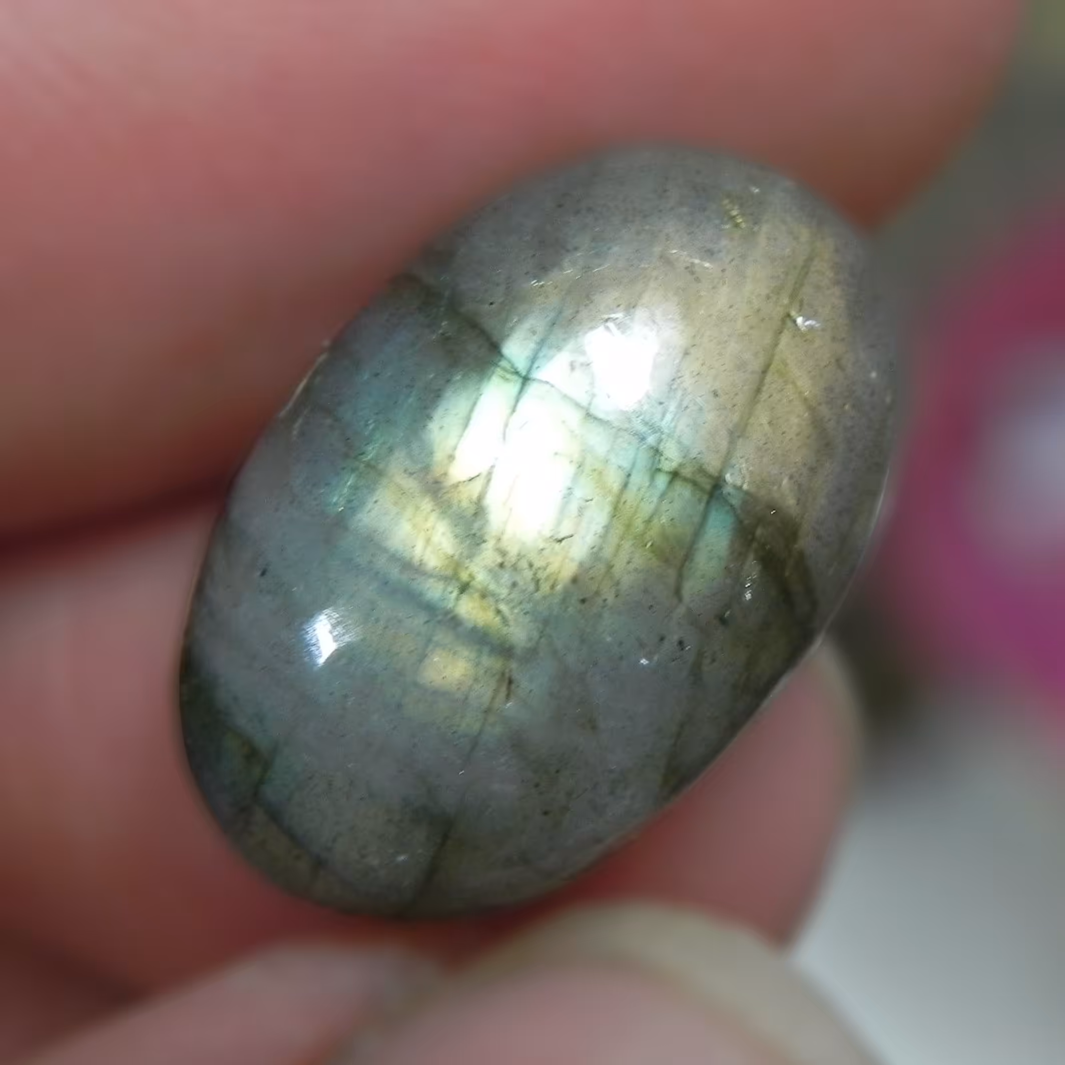 نگین لابرادوریت پرطاووسی ماداگاسکار کد8 معدنی تراش بیضی دامله  مناسب انگشتری