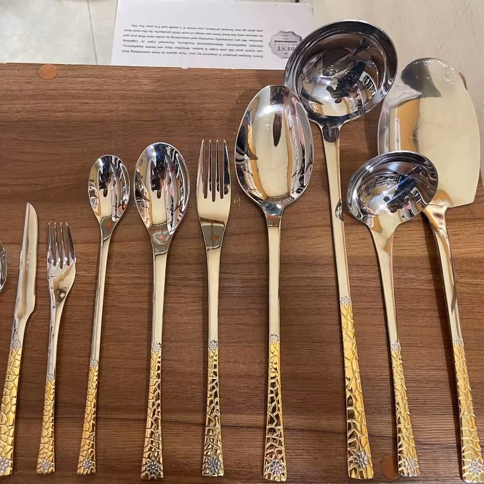 سرویس قاشق و چنگال نیمه طلایی طرح سنگ با چمدان