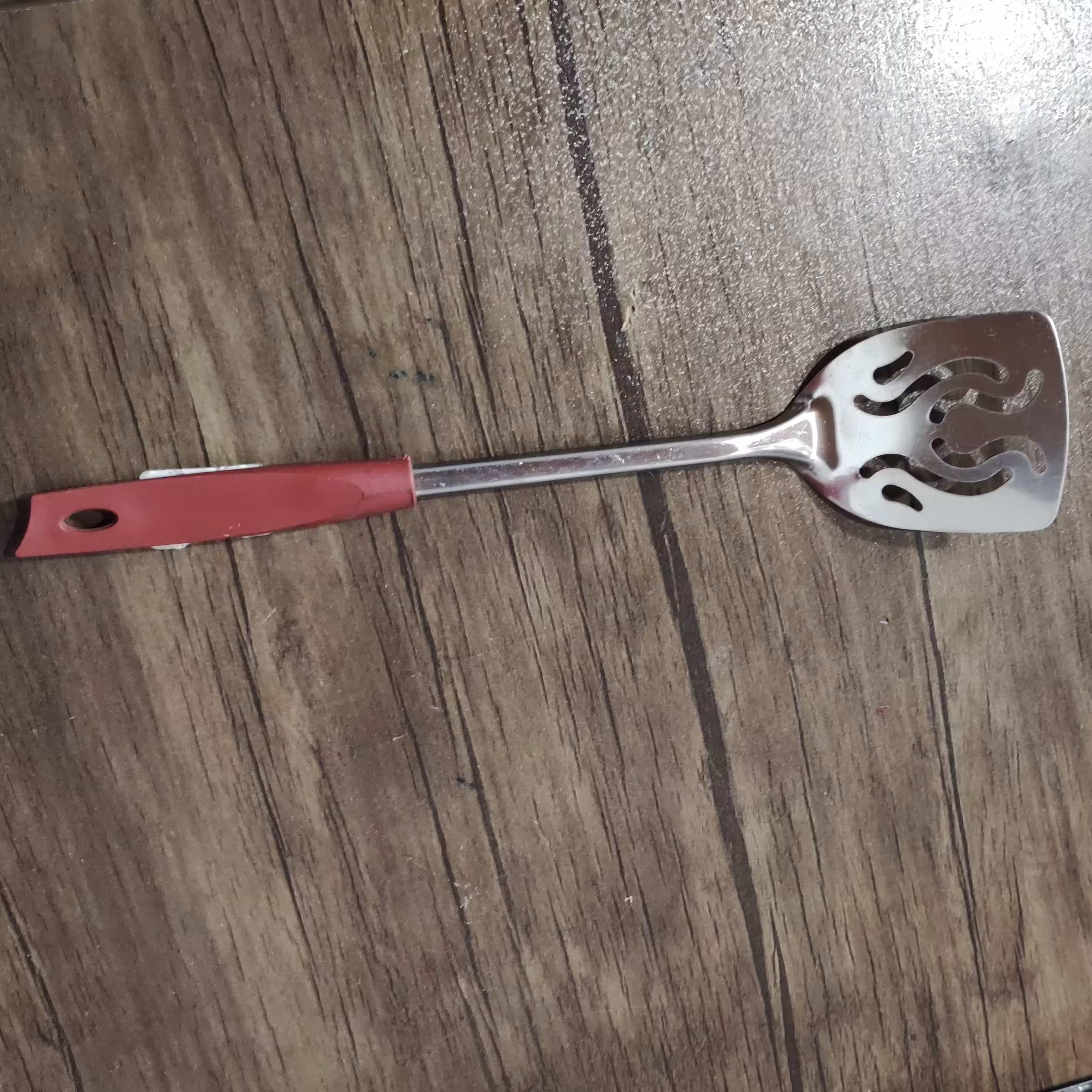 کفگیر استیل  دسته قرمز  مخصوص کوکو