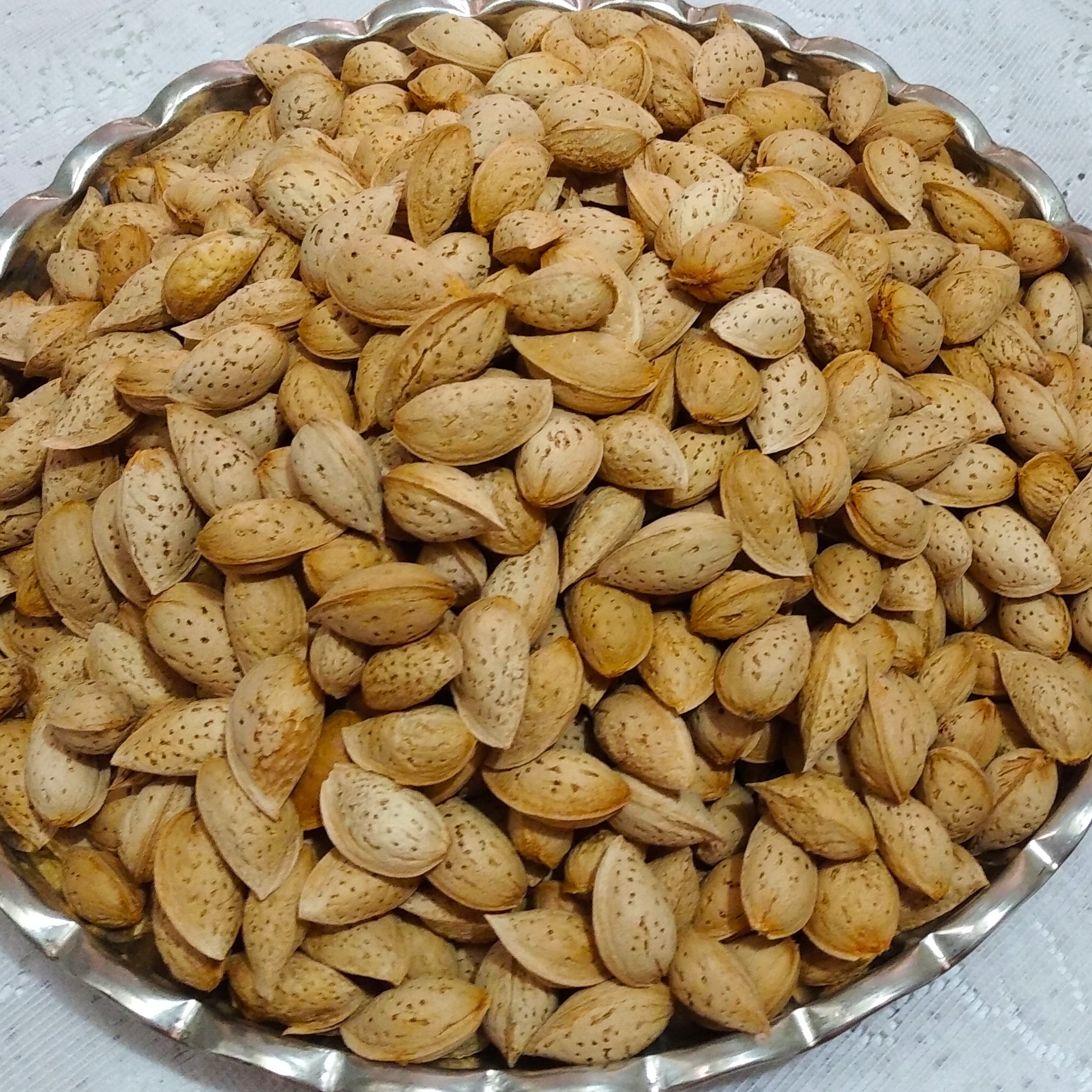 بادام منقا تازه و امسالی شیرین و بدون مواد شیمیاییپایین تر از قیمت بازار